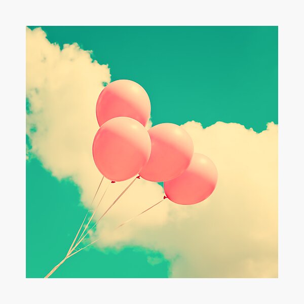 Aperçu de l'œuvre Ballons roses heureux sur rétro ciel bleu créée et vendue par Caroline Mint.