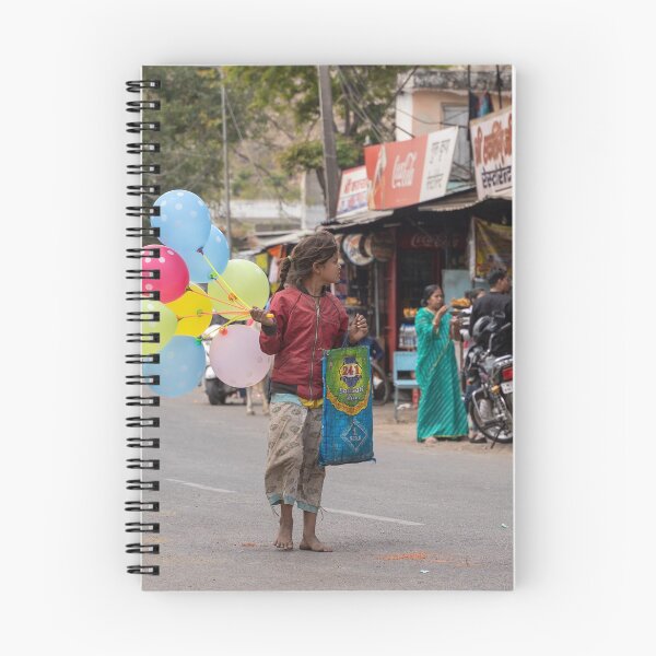 Aperçu de l'œuvre Enfant (fille) mendiant vendant des ballons aux touristes au milieu de la rue en Inde rurale créée et vendue par mkopka.