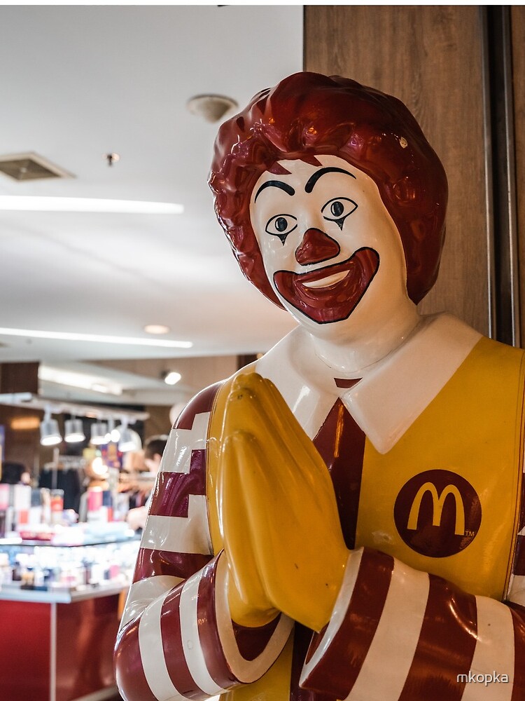 Thai Style Mc Donald Mascot in front of Shop Thailand Ronald McDonald  greeting WAI Stock Photo