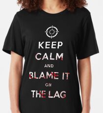 Camiseta ajustada Mantenga la calma y culpe a la Lag