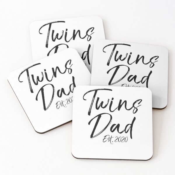 Artikelvorschau, Twins Dad Est. 2020 Father's Day Gift entworfen und verkauft von TNDesignStudio.