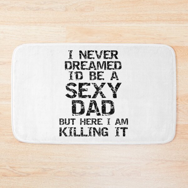Aperçu de l'œuvre Vintage I Never Dreamed I'd Be a Sexy Dad but Here I Am Killing it Father's Day Gift créée et vendue par TNDesignStudio.