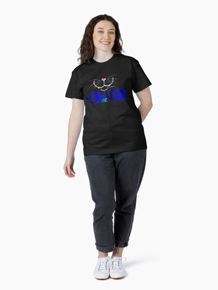Thumbnail 4 von 7, Classic T-Shirt, Meow or Never & Nosy Cat auf Schwarz designt und verkauft von Boxcats.