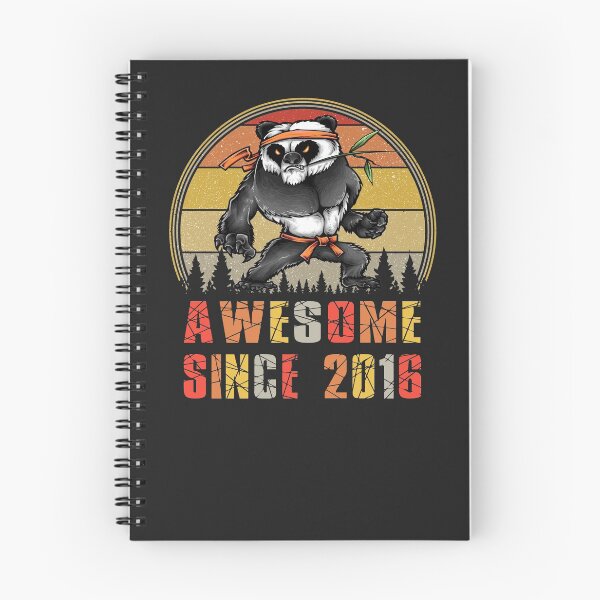 Artikelvorschau, kleiner Panda-Liebhaber!
Panda Geburtstagsentwurf für 3 - 4 - 5 Jahre alten Jungen. Fantastisch seit 2016 Geburtstagsfeier Illustration Idea.Birthday Zitat für eine Panda Themed Birthday Party. Dieser Geburtstagsentwurf ist ein großes Geschenk für Kin entworfen und verkauft von RetroSunset.