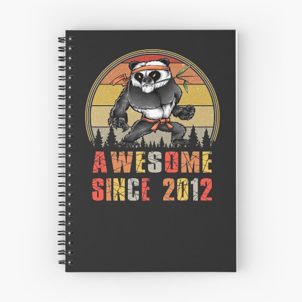 Artikelvorschau, kleiner Panda-Liebhaber!
Panda Geburtstagsentwurf für 7 - 8 - 9 Jahre alten Jungen. Genial seit 2012 Geburtstagsfeier Illustration Idea.Birthday Quote für eine Panda Themed Birthday Party. Dieser Geburtstagsentwurf ist ein großes Geschenk für Kinder, entworfen und verkauft von RetroSunset.