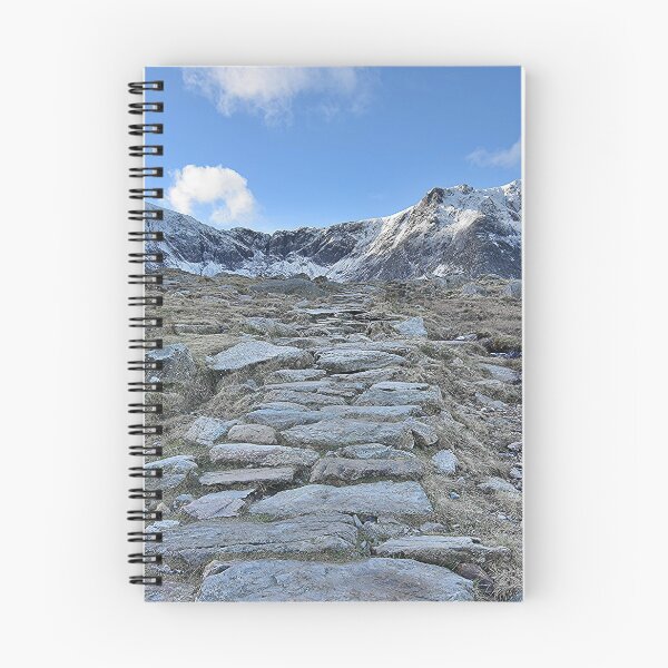 Artikelvorschau, Schneebedeckte Berge entworfen und verkauft von Derren Jones.
