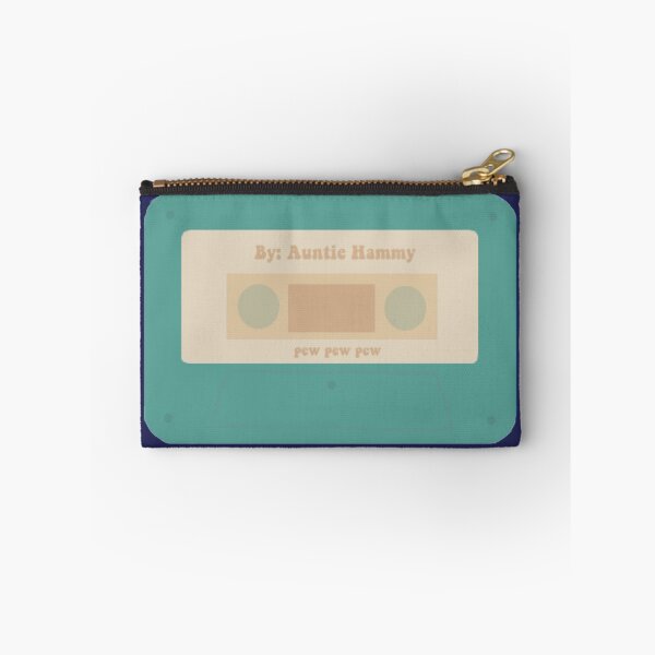 Artikelvorschau, ein Vintage-Videoband mit den Texten aus dem berühmten Tiktok-Song Pew Pew Pew von Tante Hammy. Dieses Design ist die vergrößerte Einzelversion eines dreiteiligen Aufkleberdesigns. Die beiden anderen Designs aus dem Set finden Sie in der Beschreibung des entworfen und verkauft von JHuiYanLi.