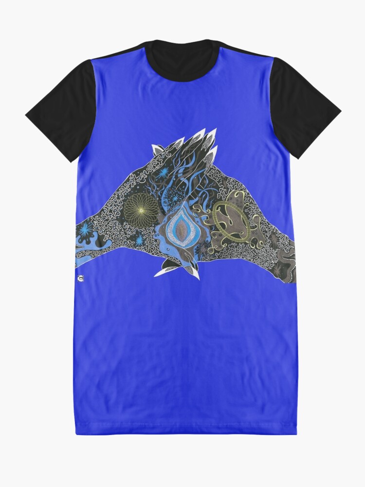 Aperçu 3 sur 5. Robe t-shirt avec l'œuvre "Mains Univers" (bleue) par CEZA créée et vendue par atelierdeceza.
