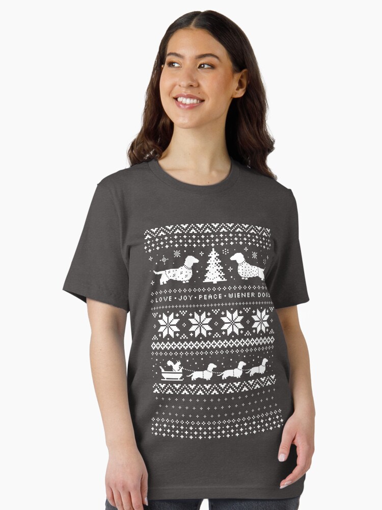 Thumbnail 2 von 7, Essential T-Shirt, und Hunde, die einen Schlitten mit einem Eichhörnchen ziehen. designt und verkauft von ShortCoffee.