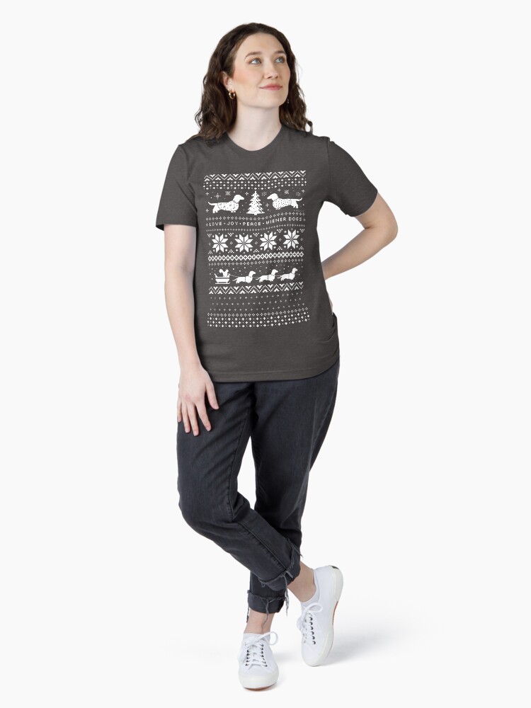 Thumbnail 4 von 7, Essential T-Shirt, und Hunde, die einen Schlitten mit einem Eichhörnchen ziehen. designt und verkauft von ShortCoffee.