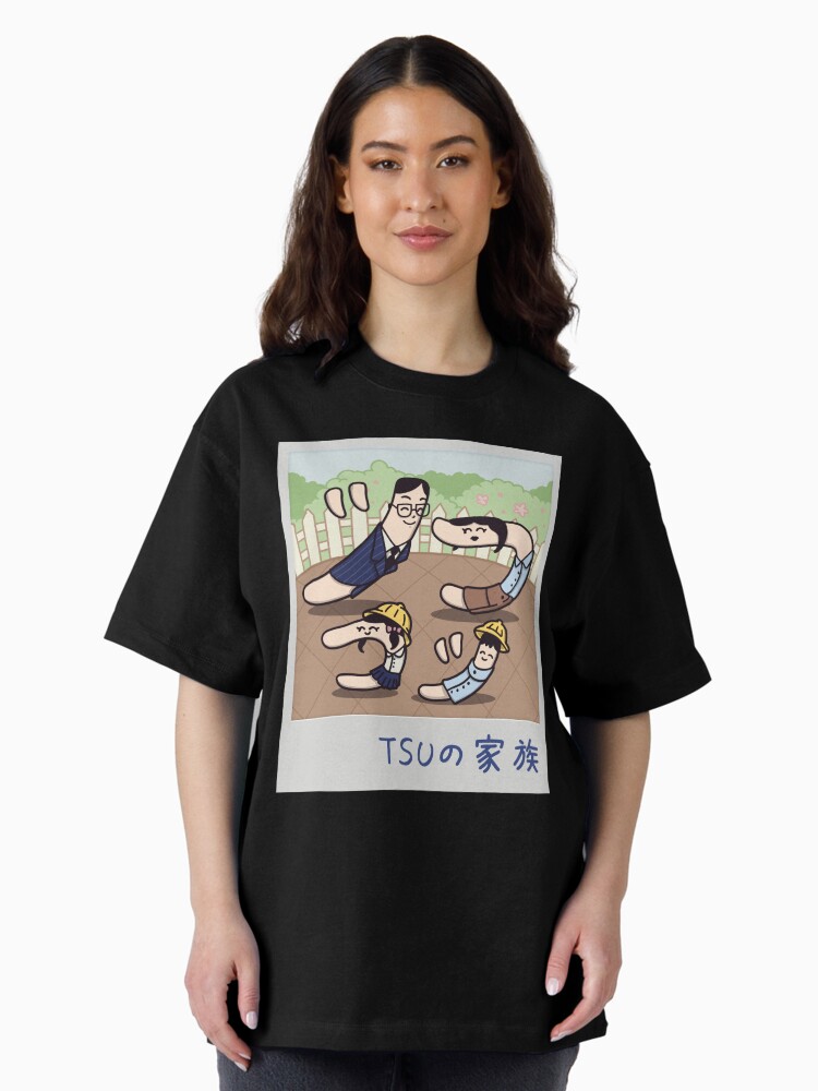 Imagen 1 de 7, Camiseta oversize con la obra La familia TSU (つ・ツ) | TSUの家族, diseñada y vendida por Yoteformo.