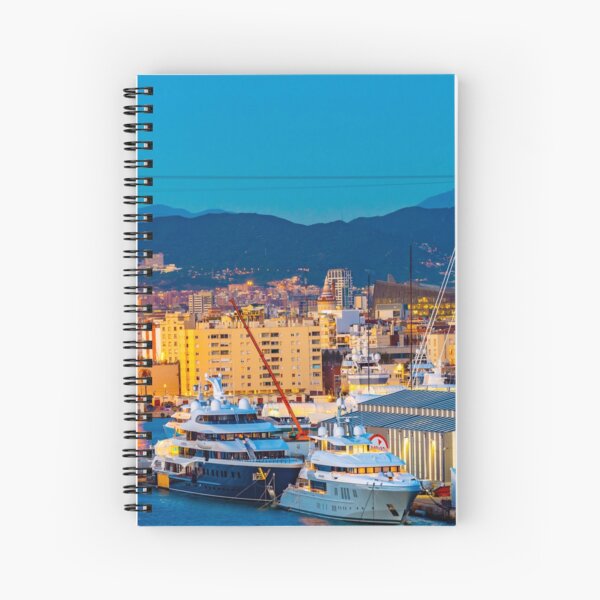 Aperçu de l'œuvre  Espagne. Toits de la ville de nuit en Catalogne. L'architecture moderne et les yachts amarrés sur la côte près de Torre Jaume I élévateur aérien pylône tour en treillis en acier du tramway aérien de Port Vell. créée et vendue par debbieannpowell.