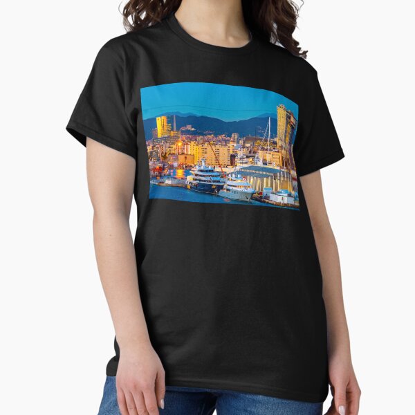 Aperçu de l'œuvre  Espagne. Toits de la ville de nuit en Catalogne. L'architecture moderne et les yachts amarrés sur la côte près de Torre Jaume I élévateur aérien pylône tour en treillis en acier du tramway aérien de Port Vell. créée et vendue par debbieannpowell.