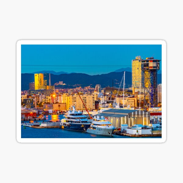 Aperçu de l'œuvre  Espagne. Toits de la ville de nuit en Catalogne. L'architecture moderne et les yachts amarrés sur la côte près de Torre Jaume I élévateur aérien pylône tour en treillis en acier du tramway aérien de Port Vell. créée et vendue par debbieannpowell.