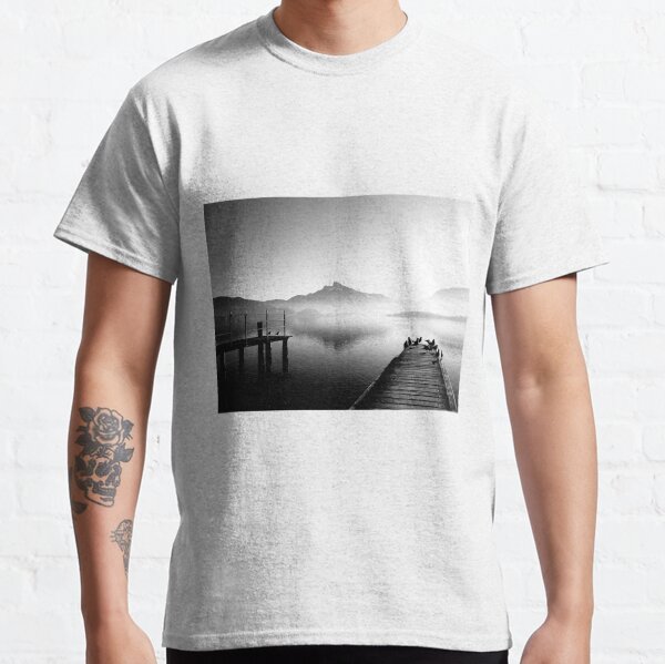 Mondsee im Morgennebel Classic T-Shirt