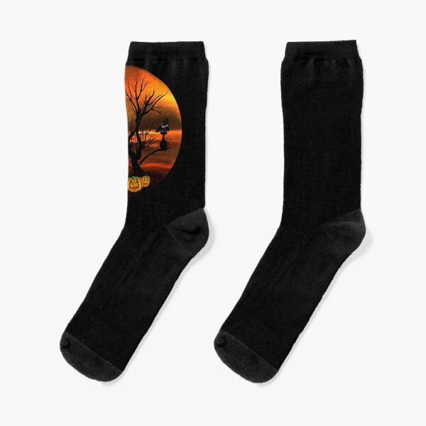 Halloween Katze mit Zauberhut in einem blattlosen Baum, leuchtende Kürbisse, Fledermäuse und eine alte Villa Socken