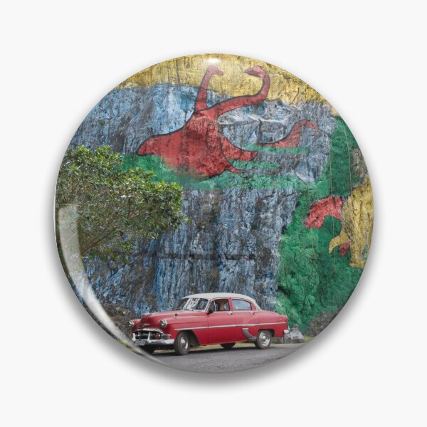 Artikelvorschau, Oldtimer vor der Mural de la Prehistoria in Kuba entworfen und verkauft von Klaus Offermann.