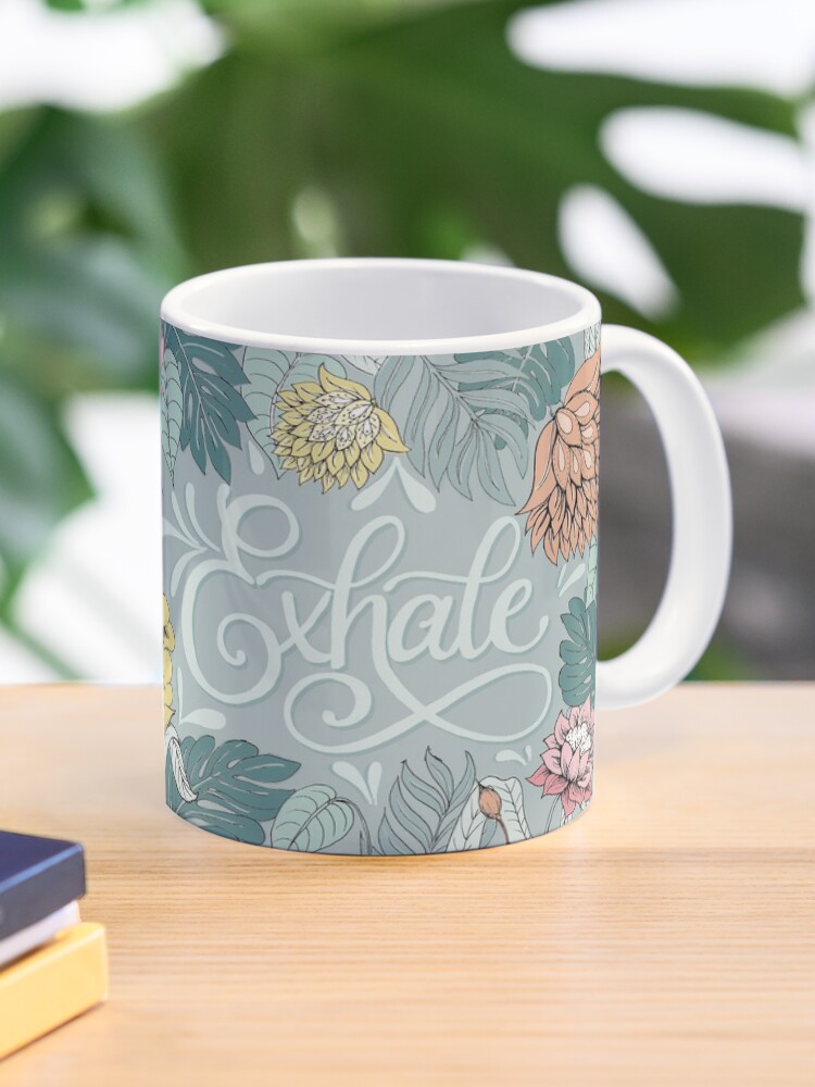 Aperçu 1 sur 6. Mug à café avec l'œuvre Exhale - motif floral créée et vendue par Onirographica.