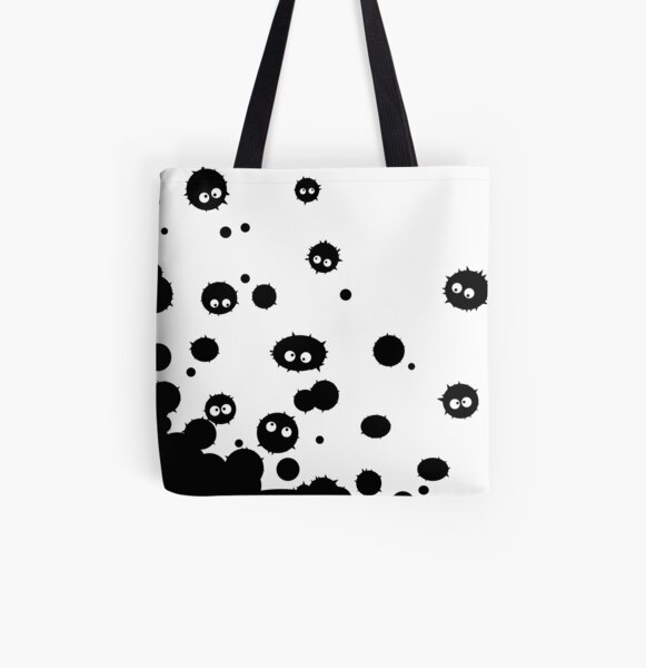 Taschen und Kissen - eine kleine Ansammlung von Rußkugeln, die in der Ecke lauern Allover-Print Tote Bag