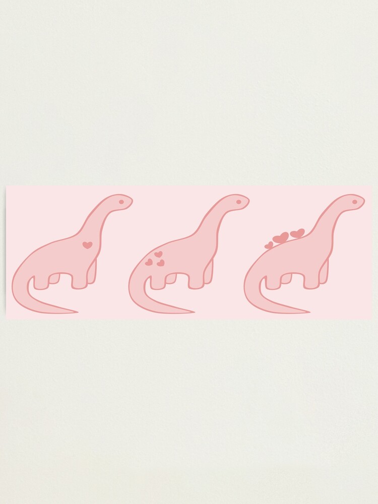 Với những chiếc trái tim màu hồng nổi bật, kết hợp với hình ảnh khủng long dễ thương, bức ảnh in ấn chắc chắn sẽ mang lại sự yêu thích cho những ai yêu khủng long và màu hồng.