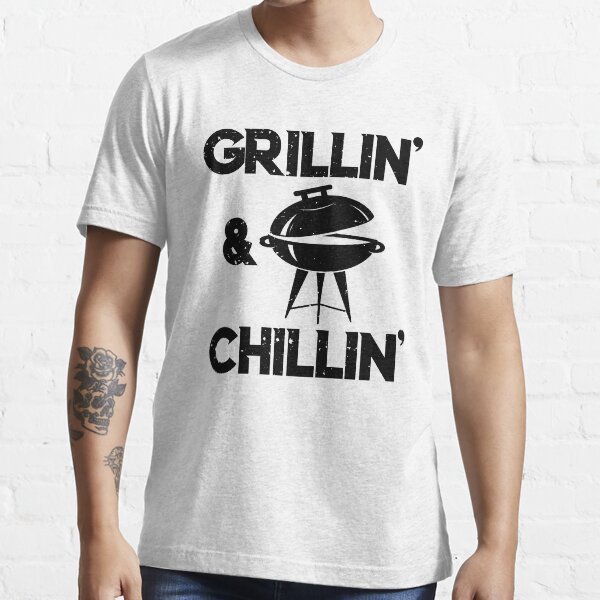 Grillin und Chillin Geschenk für Papa Vatertag Essential T-Shirt