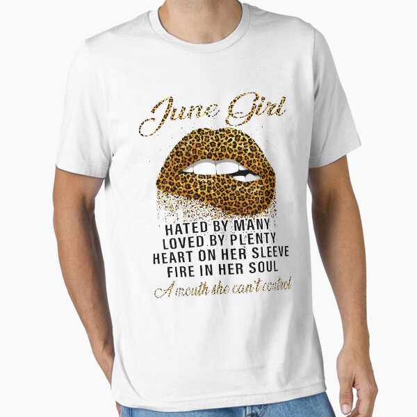 Artikel-Vorschau von  Juni Mädchen von vielen gehasst von viel Herz auf ihrem Ärmel Feuer in ihrer Seele geliebt Ein Mund, den sie nicht kontrollieren kann T-Shirt Geschenk für Männer und Frauen, designt und verkauft von RadialTee.