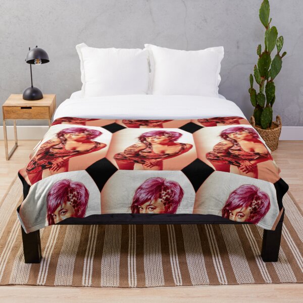 Item preview, Retrato (a través de la mirilla) designed and sold by Smeekeeper.