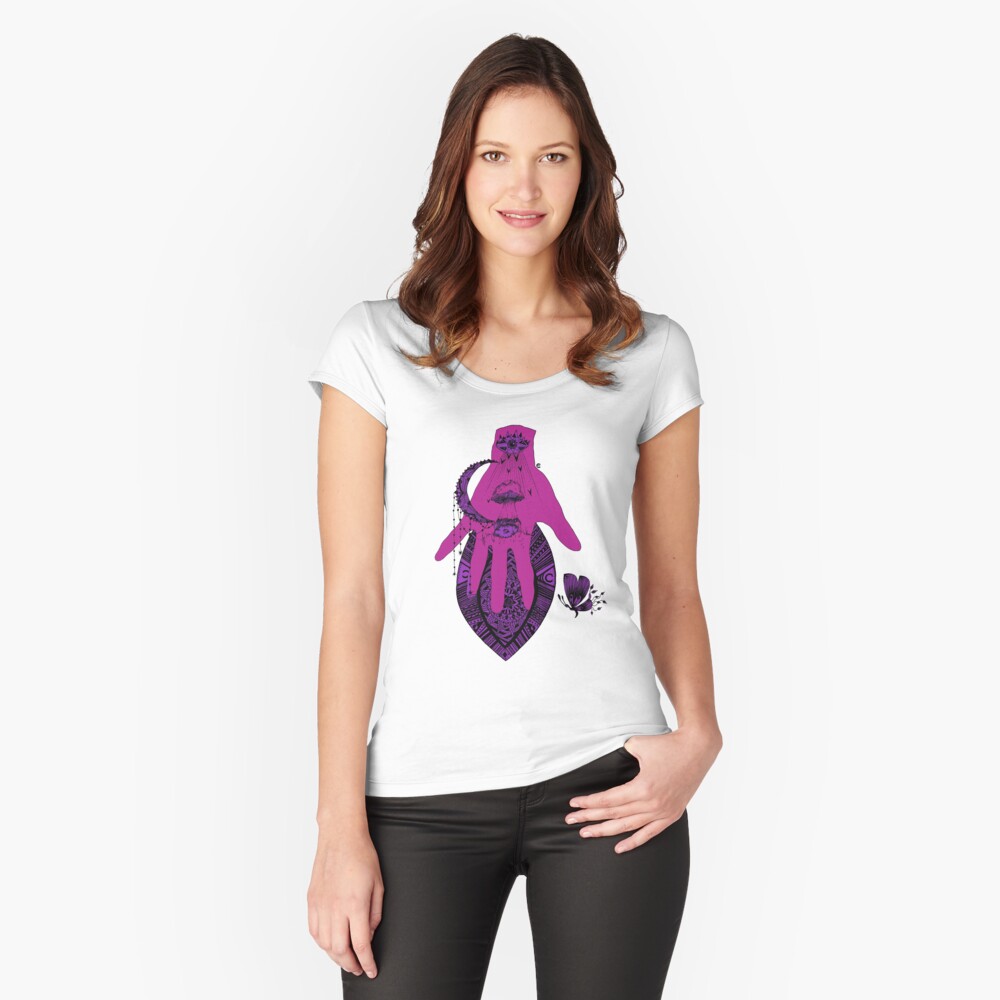 Aperçu de l'œuvre T-shirt échancré créée et vendue par atelierdeceza.