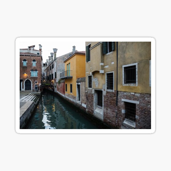 Aperçu de l'œuvre Venise, Italie - Ponts de charme et cheminées distinctives fabuleuses créée et vendue par Georgia Mizuleva.