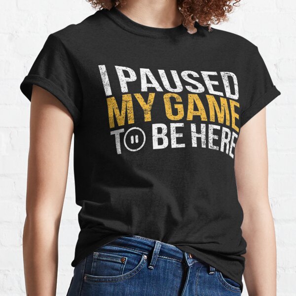 J'ai suspendu mon jeu pour être ici T-shirt classique