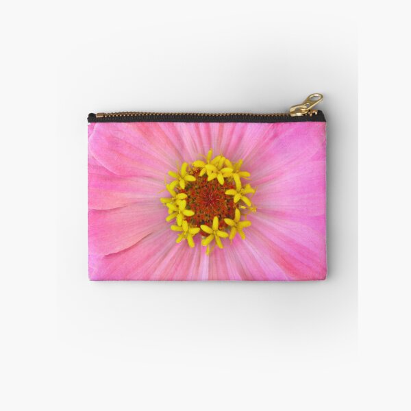 Artikelvorschau, Rosa Zinnia-Blume eine einzelne Nahaufnahme entworfen und verkauft von 104paul.