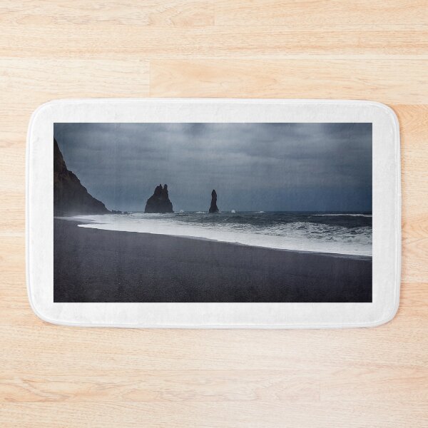 Artikelvorschau, Pinnacles am schwarzen Sandstrand Island entworfen und verkauft von Chris Thaxter.