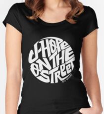 Camiseta entallada de cuello ancho J-Hope - BTS Member Logo Series (Blanco)