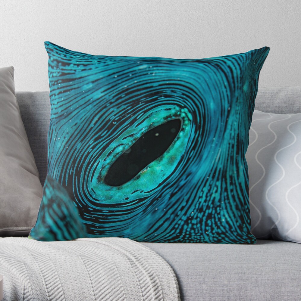 Giant Blue Clam | Throw Pillow