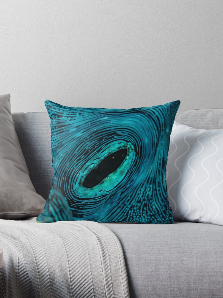 Giant Blue Clam | Throw Pillow