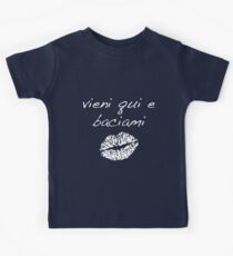 vieni qui e baciami "come here and kiss me" Kids Tee