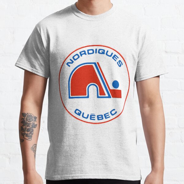 Igloo «Northmen Northmen» ou «Northerners» »tenant un bâton de hockey. Équipe de hockey sur glace canadienne-française disparue T-shirt classique