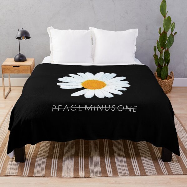 G-Dragon Peaceminusone Daisy Flower (Ania Mardrosyan) Throw Blanket