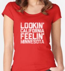Camiseta entallada de cuello ancho Lookin 'California, Feelin' Minnesota (Blanco)