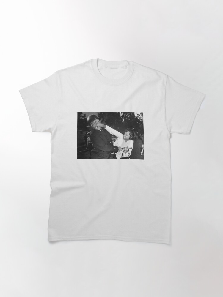Alternate view of Black woman punching police officer Classic T-Shirt