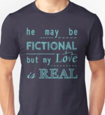 Camiseta ajustada él puede ser ficticio pero mi amor es real (2)