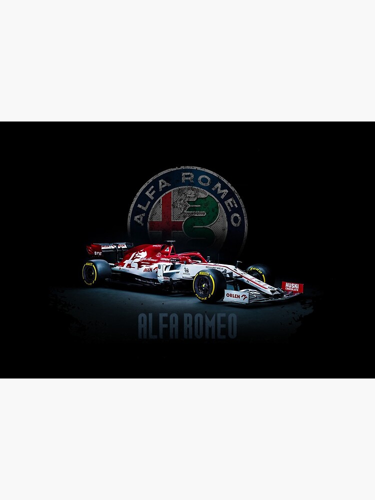 « une impression avec des voitures de course F1 Alfa Romeo c39 f1 convient aux fans de course de Formule 1. Un t-shirt avec une impression convient pour regarder le championnat de Formule 1 » par Svinil