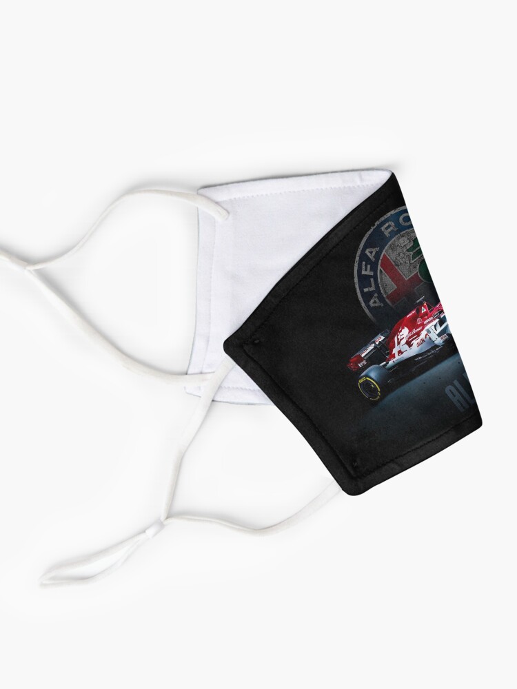 Masque '' une impression avec des voitures de course F1 Alfa Romeo c39 f1 convient aux fans de course de Formule 1. Un t-shirt avec une impression convient pour regarder le championnat de Formule 1' : autre vue