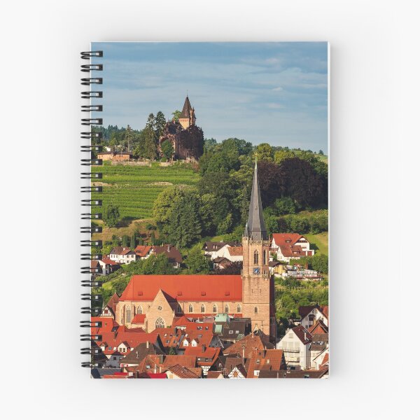 Artikelvorschau, Bunte Landschaftsansicht des kleinen Dorfes Kappelrodeck in Schwarzwaldbergen. Schöne Kirche und mittelalterliche Burg entworfen und verkauft von Alexander Sorokopud.