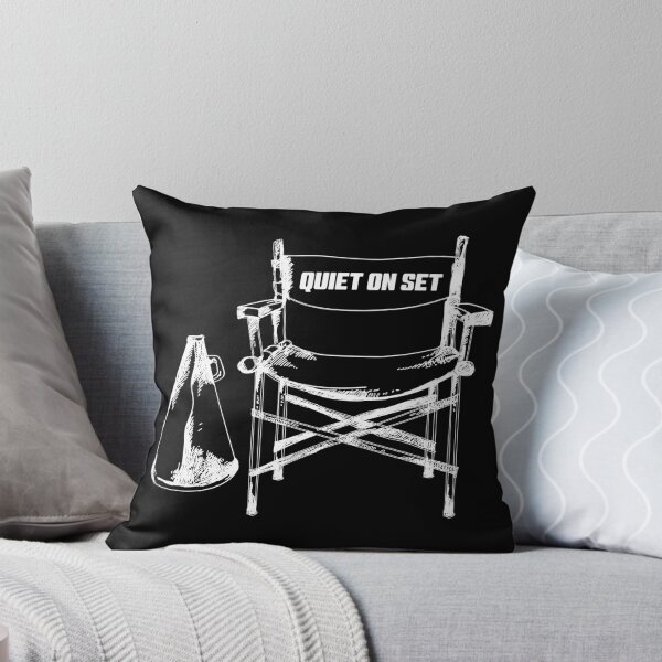 Vista previa del artículo con la obra «SILLA DIRECTORA TRANQUILA EN EL SET», diseñado y vendido por artdesignforyou.