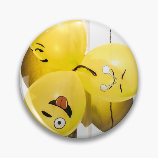 Artikelvorschau,  gelbe Emoji-Luftballons in der Sonne für eine Straßenparty in Senigallia entworfen und verkauft von Retro Futurist.