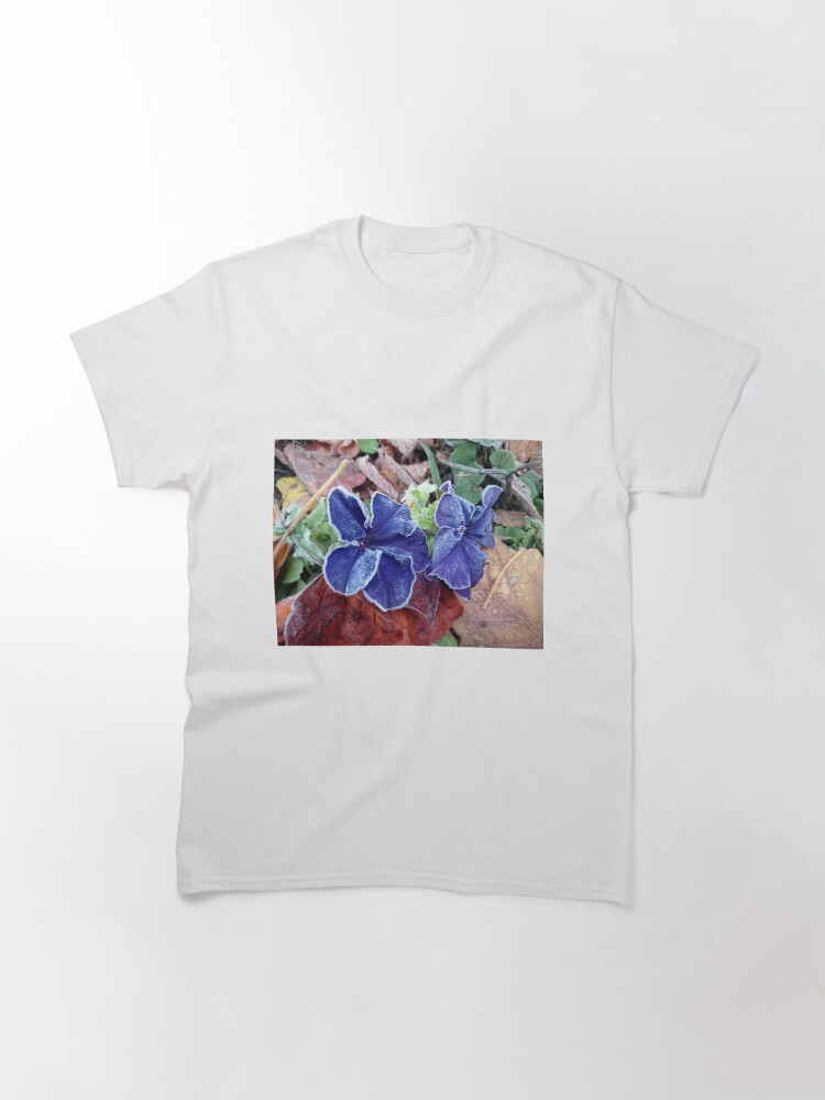 Alternative Ansicht von Petunie im Rauhreif Classic T-Shirt