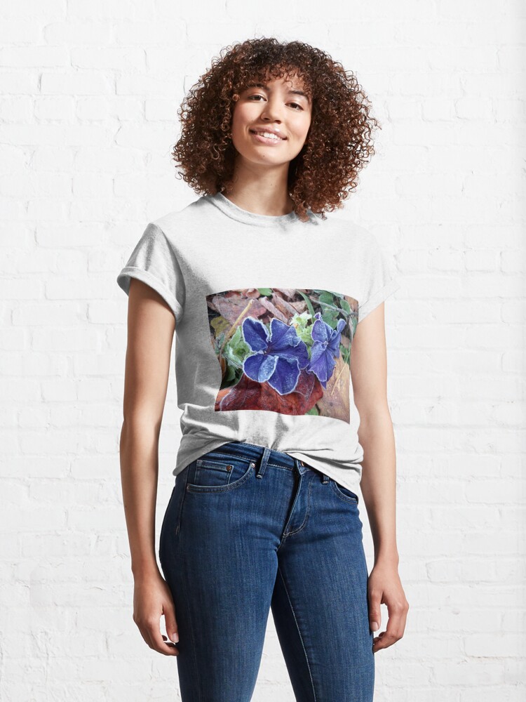 Alternative Ansicht von Petunie im Rauhreif Classic T-Shirt