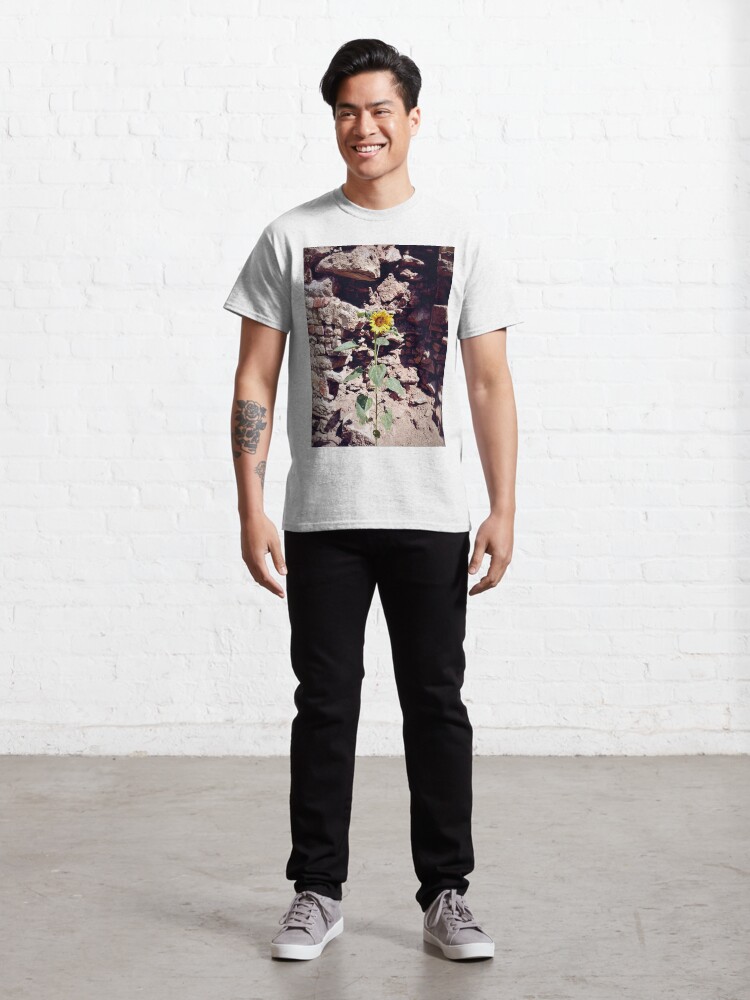 Alternative Ansicht von Sonnenblume vor Burg-Mauer Classic T-Shirt