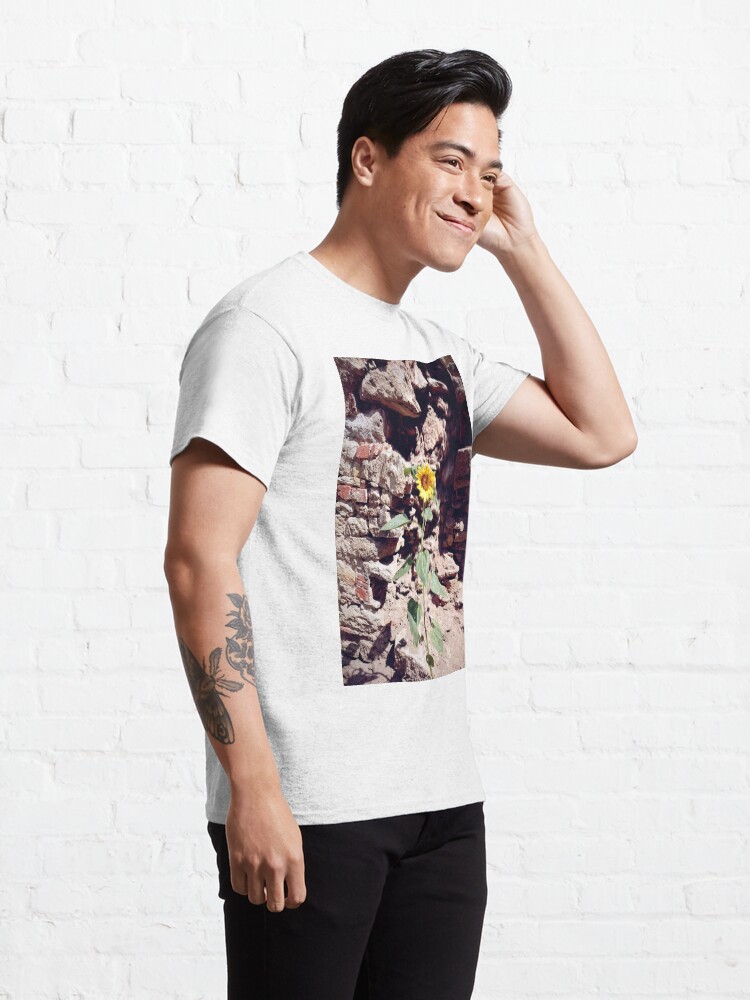 Alternative Ansicht von Sonnenblume vor Burg-Mauer Classic T-Shirt